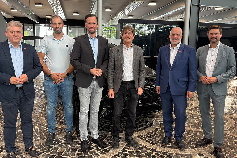 Gruppenfoto mit Vertretern der Paul Witteler GmbH & Co. KG, der HwK Südwestfalen und SPD-Bundestagsabgeordnetem Dirk Wiese.
