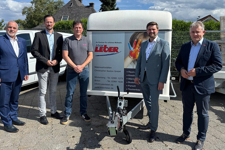 Gruppenfoto mit Maler Leber – Malerwerkstätten Christopher Seston GmbH, HwK Südwestfalen und SPD-Politiker Wiese