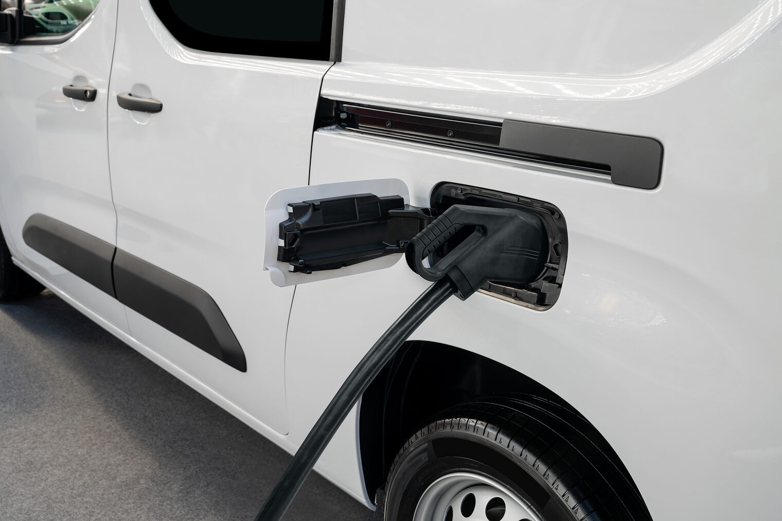 Ein Elektro-Lieferwagen wird an einer Ladestation geladen.