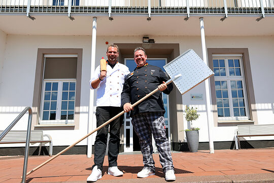 Die Schulleiter Christian Bertelsbeck und Wolfgang Vollmer vor dem Haupteingang der Bäckerfachschule in Olpe.