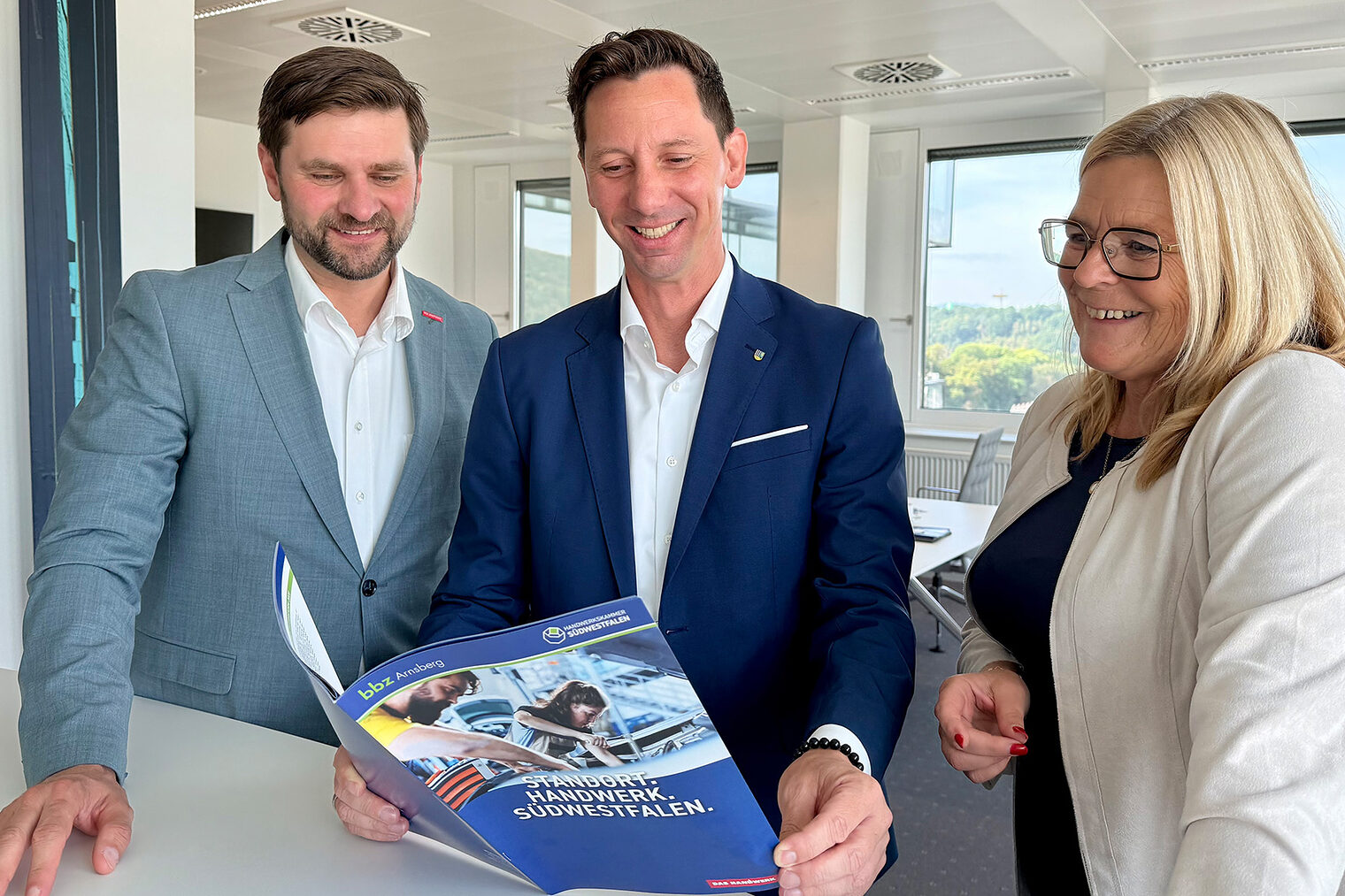 Von links nach rechts: Hendrik Schmitt, Andreas Müller, Uta Neumeister. Müller hält eine Broschüre der Handwerkskammer.