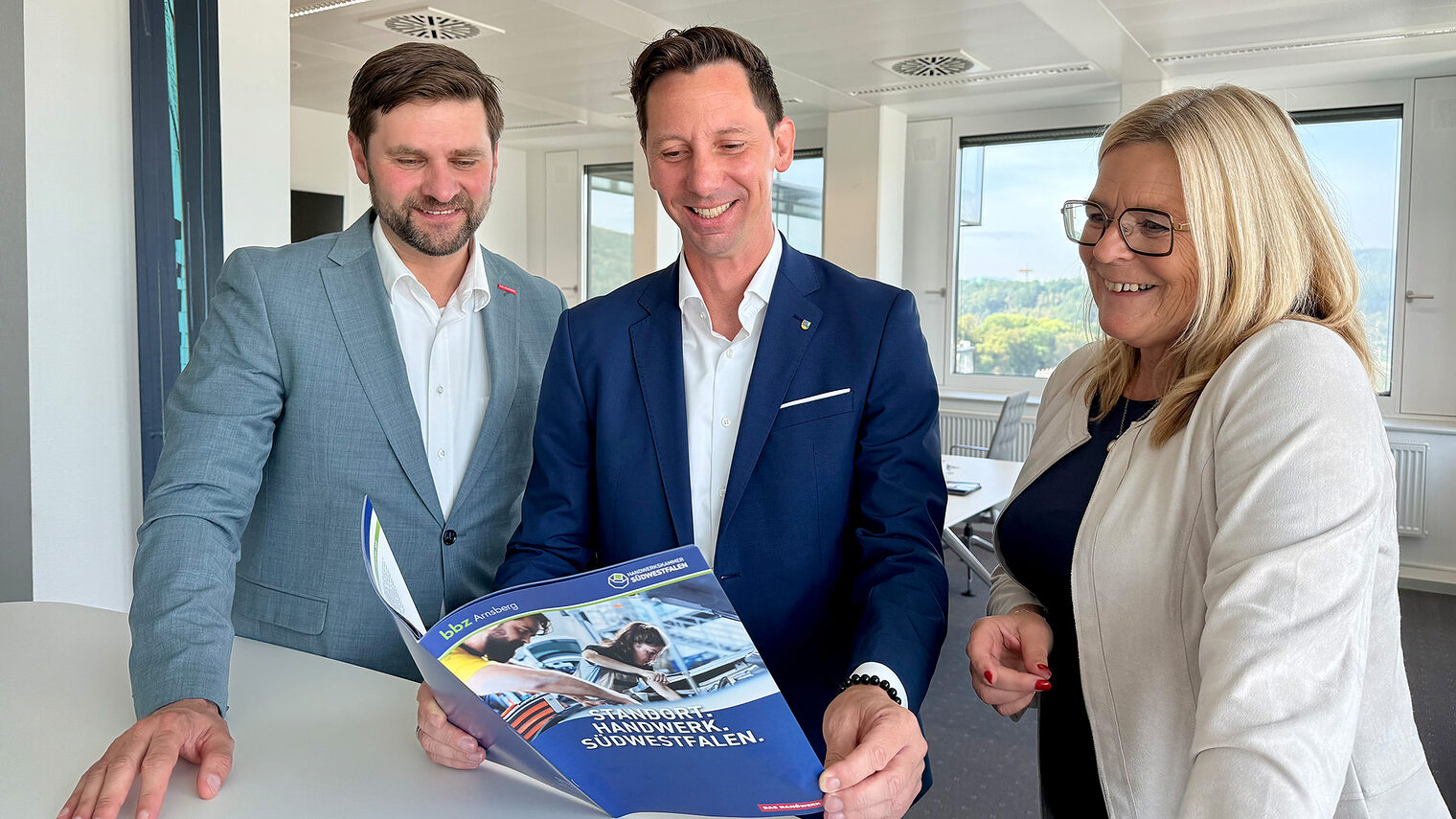 Von links nach rechts: Hendrik Schmitt, Andreas Müller, Uta Neumeister. Müller hält eine Broschüre der Handwerkskammer.