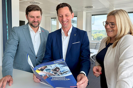 Von links nach rechts: Hendrik Schmitt, Andreas Müller, Uta Neumeister. Müller hält eine Broschüre der Handwerkskammer.