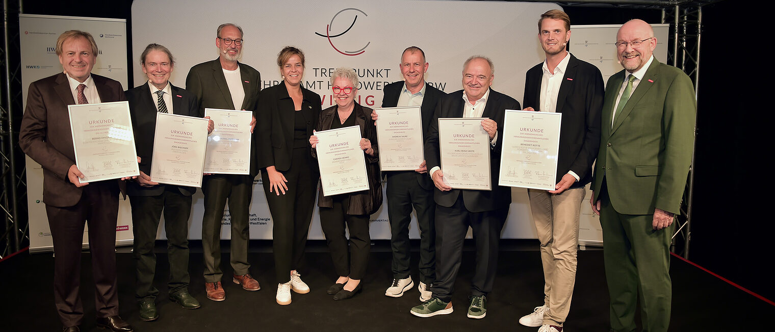 Gruppenfoto von Handwerkerinnen und Handwerkern mit NRW-Wirtschaftsministerin Neubaur und WHKT-Präsident Schröder.