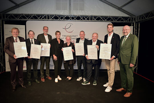 Gruppenfoto von Handwerkerinnen und Handwerkern mit NRW-Wirtschaftsministerin Neubaur und WHKT-Präsident Schröder.