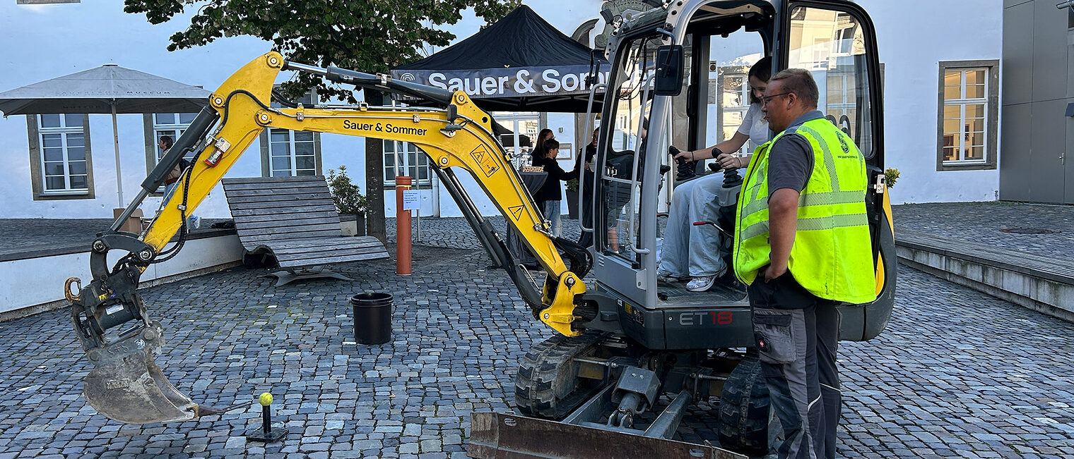Bagger auf dem Hof des Sauerland-Museum, gesteuert von einer Schülerin