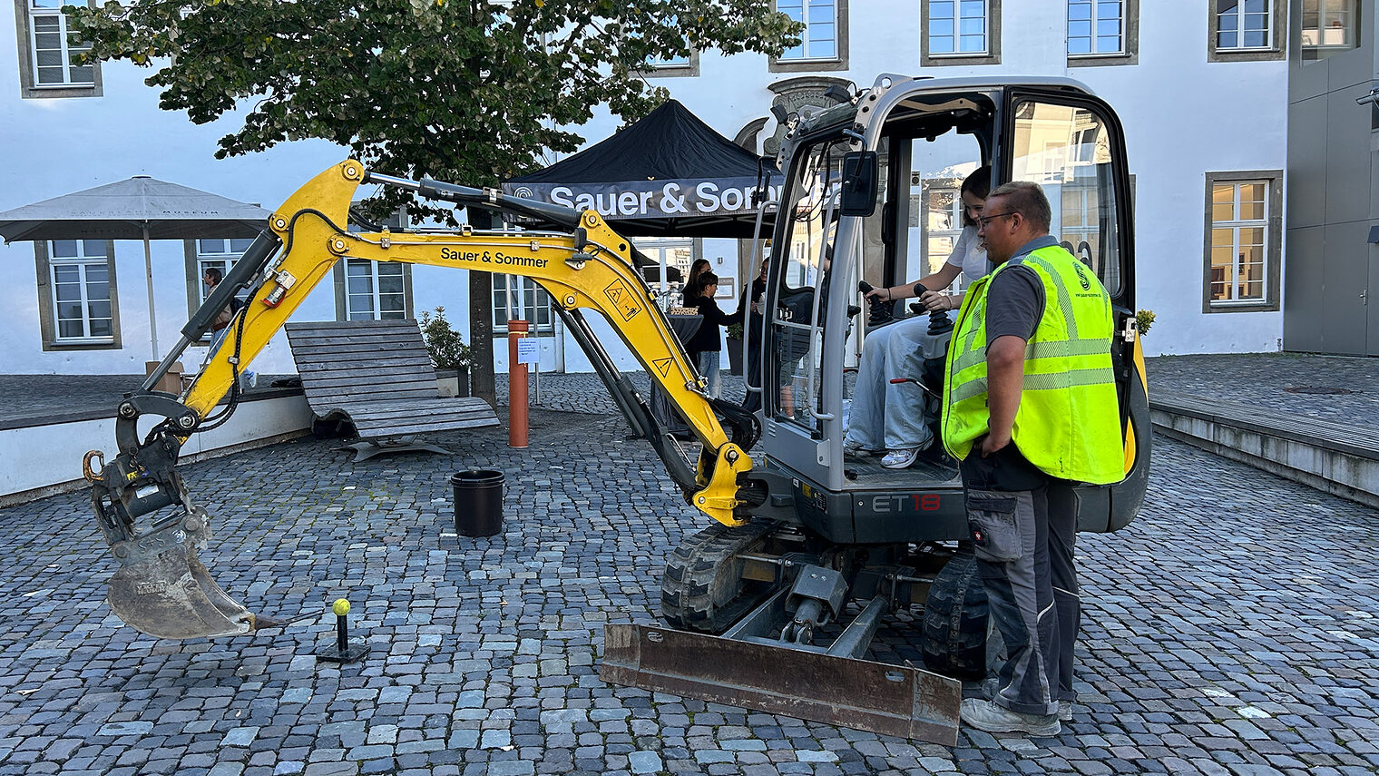 Bagger auf dem Hof des Sauerland-Museum, gesteuert von einer Schülerin