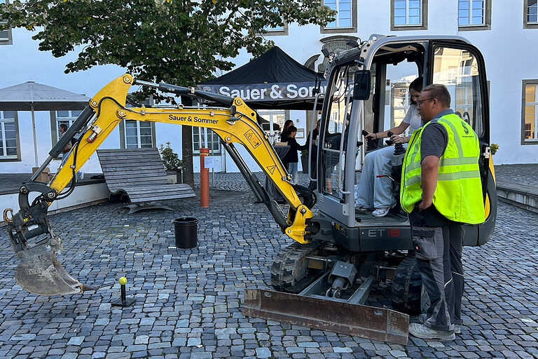 Bagger auf dem Hof des Sauerland-Museum, gesteuert von einer Schülerin