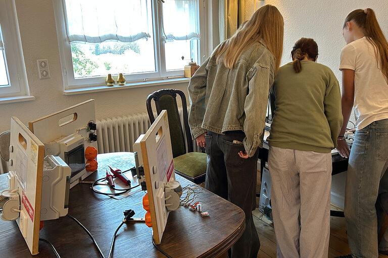 Schülerinnen bei einer Übung aus dem Bereich Elektrotechnik