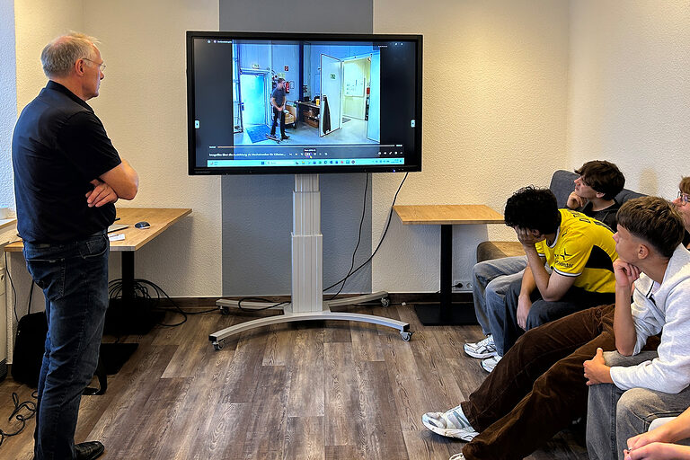 Schüler sehen einen Film über Kältetechnik