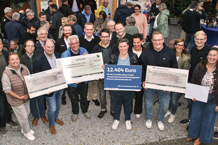 Gruppenfoto mit verschiedenen symbolischen Spendenschecks.