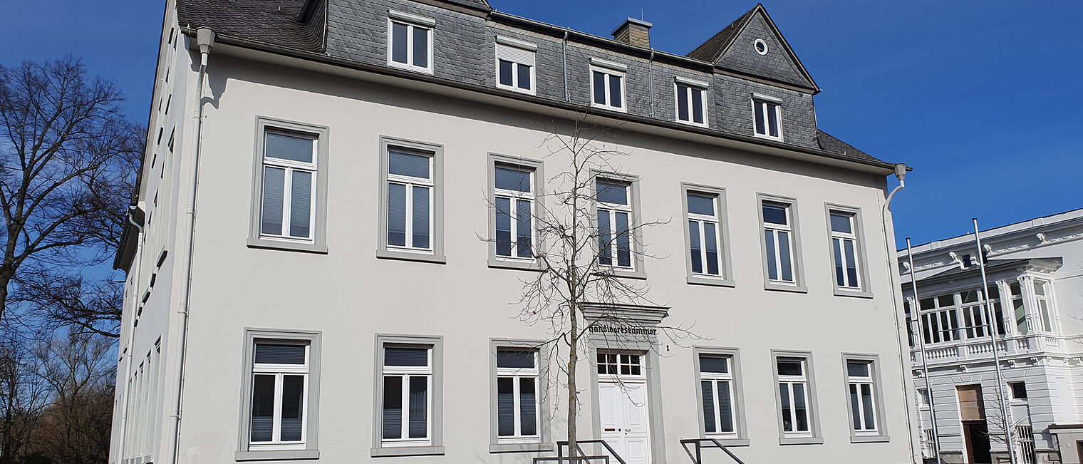 Das historische Verwaltungsgebäude der Handwerkskammer Südwestfalen am Brückenplatz in Arnsberg bei sonnigem Wetter.