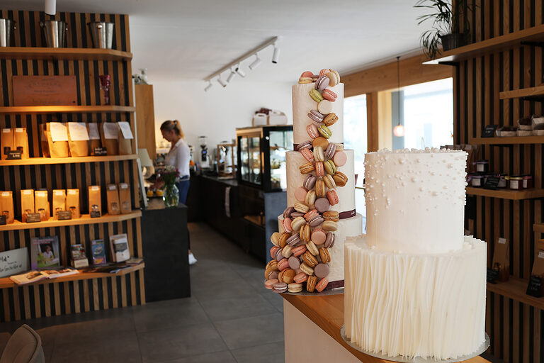 Eine Hochzeitstorte in der Konditorei von Konditorin Annika Grobbel