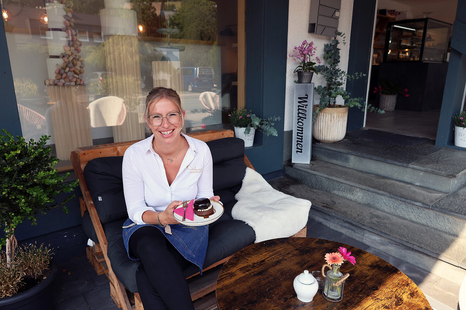 Annika Grobbel im Außenbereich vor ihrer Konditorei.