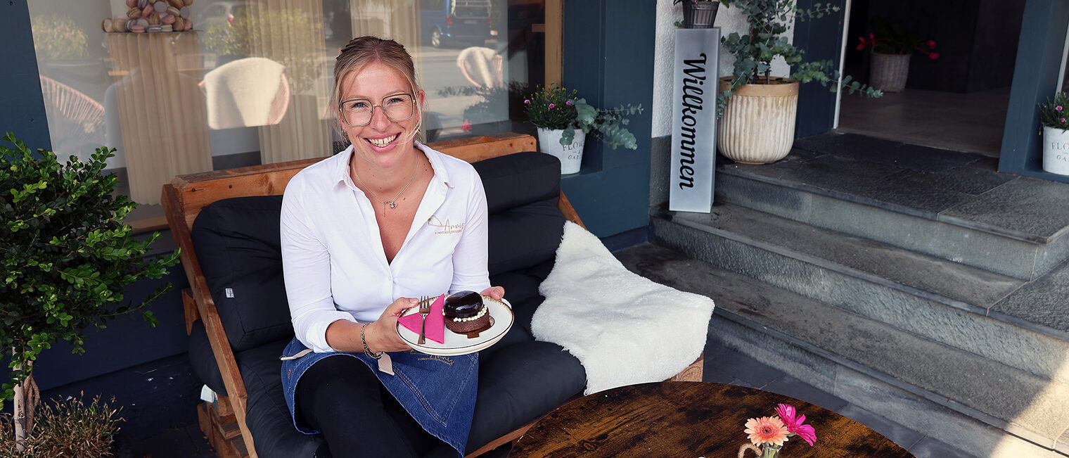 Annika Grobbel im Außenbereich vor ihrer Konditorei.