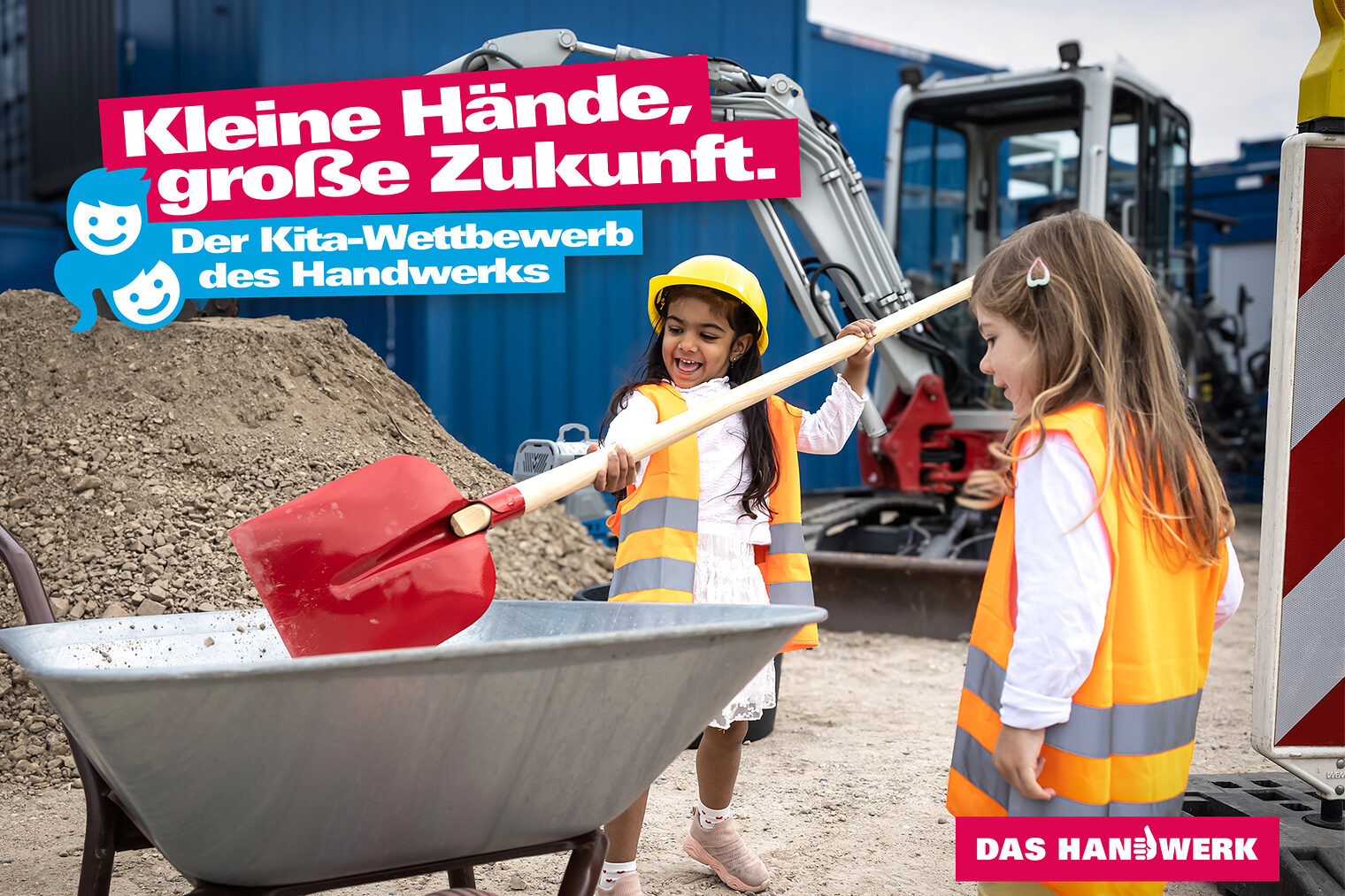 Zwei Kinder mit Schutzhelm und Warnweste auf einer Baustelle. Aufschrift "Kleine Hände, große Zukunft".