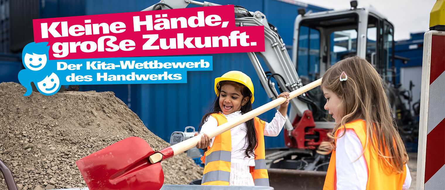 Zwei Kinder mit Schutzhelm und Warnweste auf einer Baustelle. Aufschrift "Kleine Hände, große Zukunft".