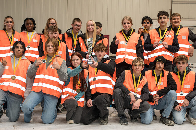 Gruppenbild einer Teilnehmergruppe bei der Heckmann Bau Handwerkschallenge