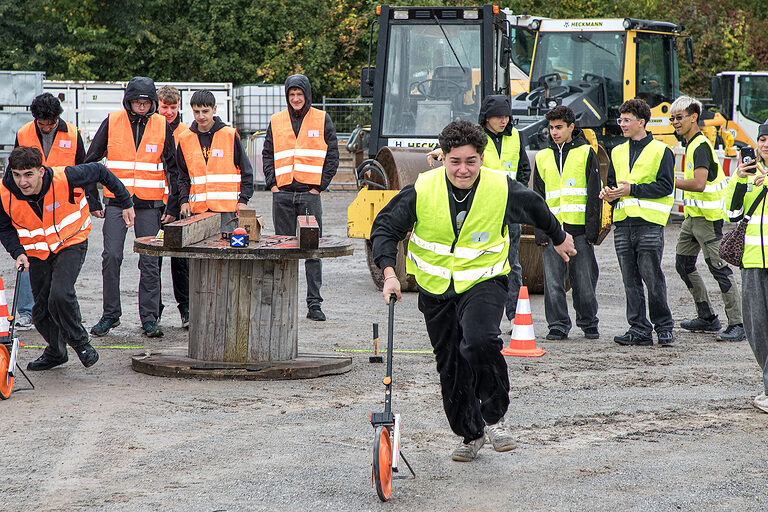 Wettrennen zwischen zwei Schülergruppen bei der Heckmann Bau Handwerkschallenge