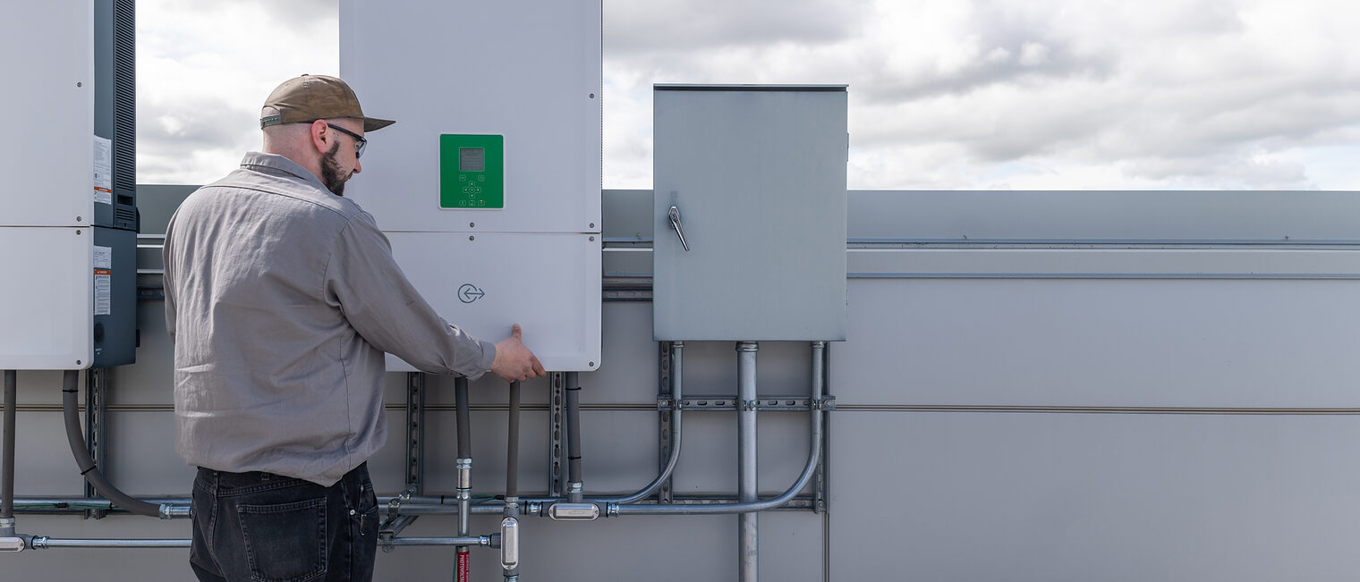 Ein Techniker arbeitet an einem Batteriespeicher