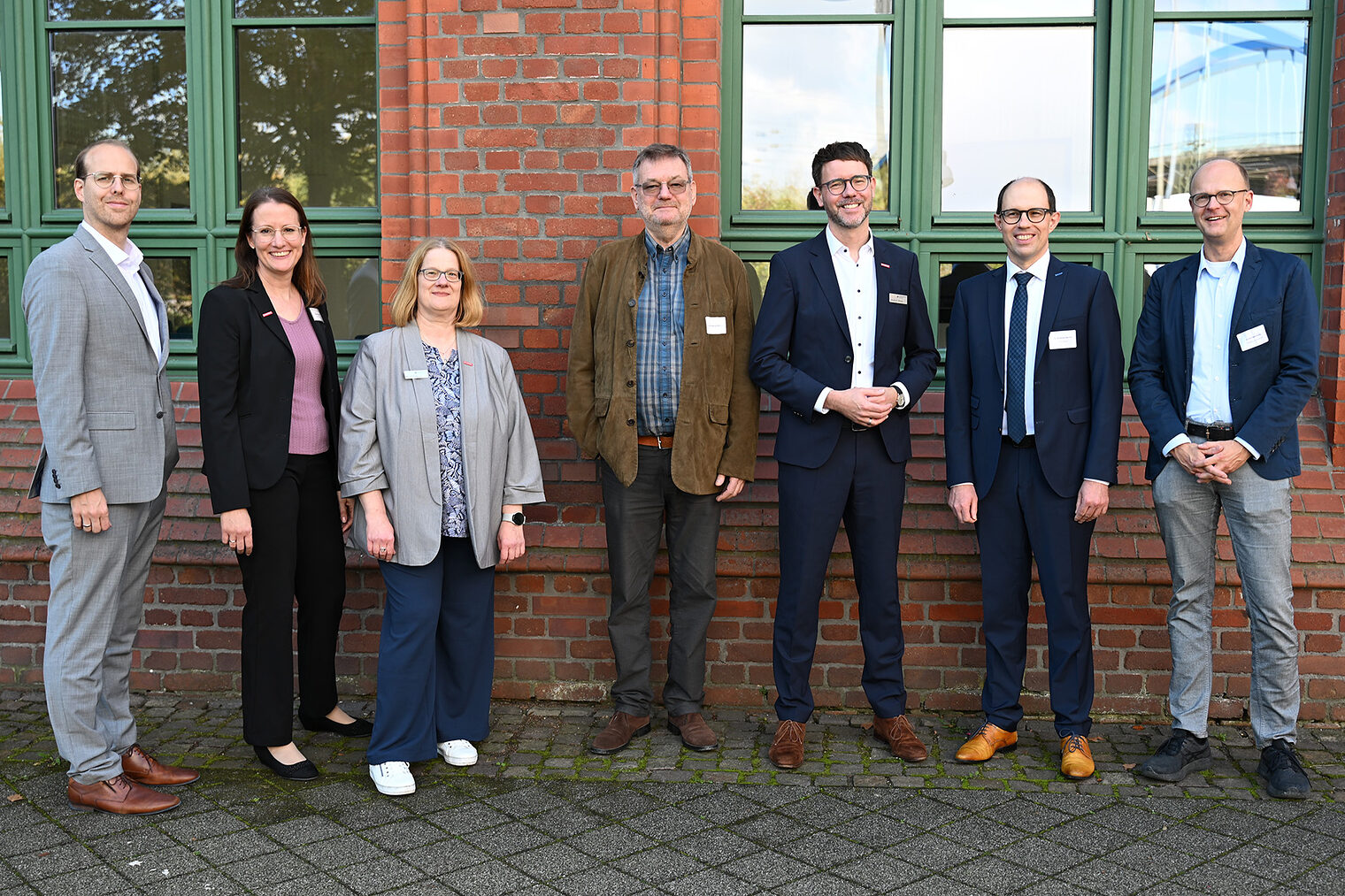 Gruppenfoto mit verschiedenen Verantwortlichen der Handwerkskammern Dortmund und Südwestfalen.
