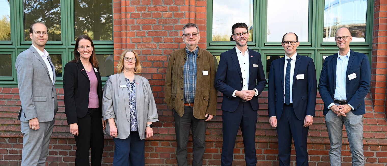 Gruppenfoto mit verschiedenen Verantwortlichen der Handwerkskammern Dortmund und Südwestfalen.