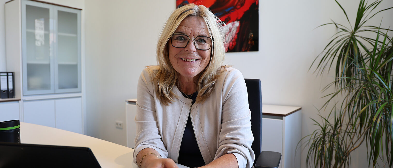 Porträt von Uta Neumeister, Leiterin der Standortpolitik der Handwerkskammer Südwestfalen, am Schreibtisch in ihrem Büro.