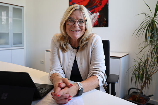 Porträt von Uta Neumeister, Leiterin der Standortpolitik der Handwerkskammer Südwestfalen, am Schreibtisch in ihrem Büro.