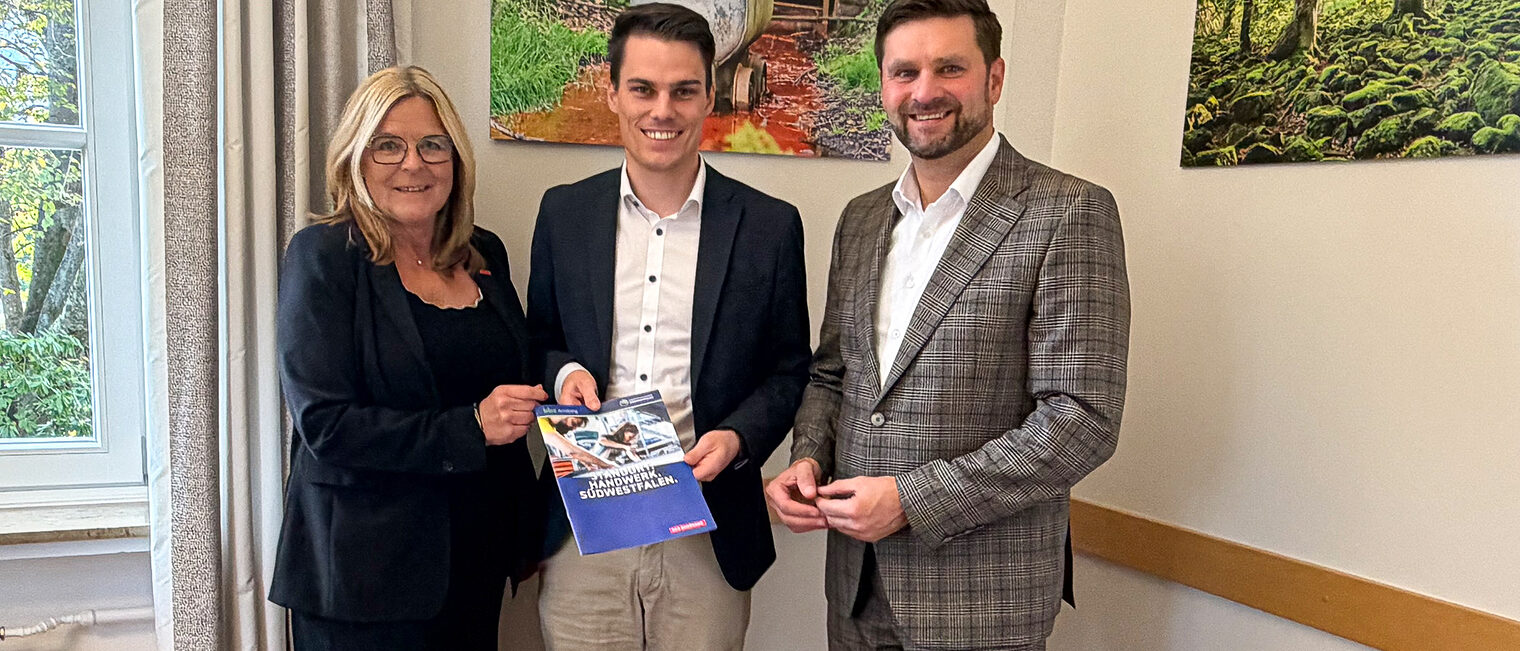 Gruppenbild mit Uta Neumeister, Jonas Becker und Hendrik Schmitt.