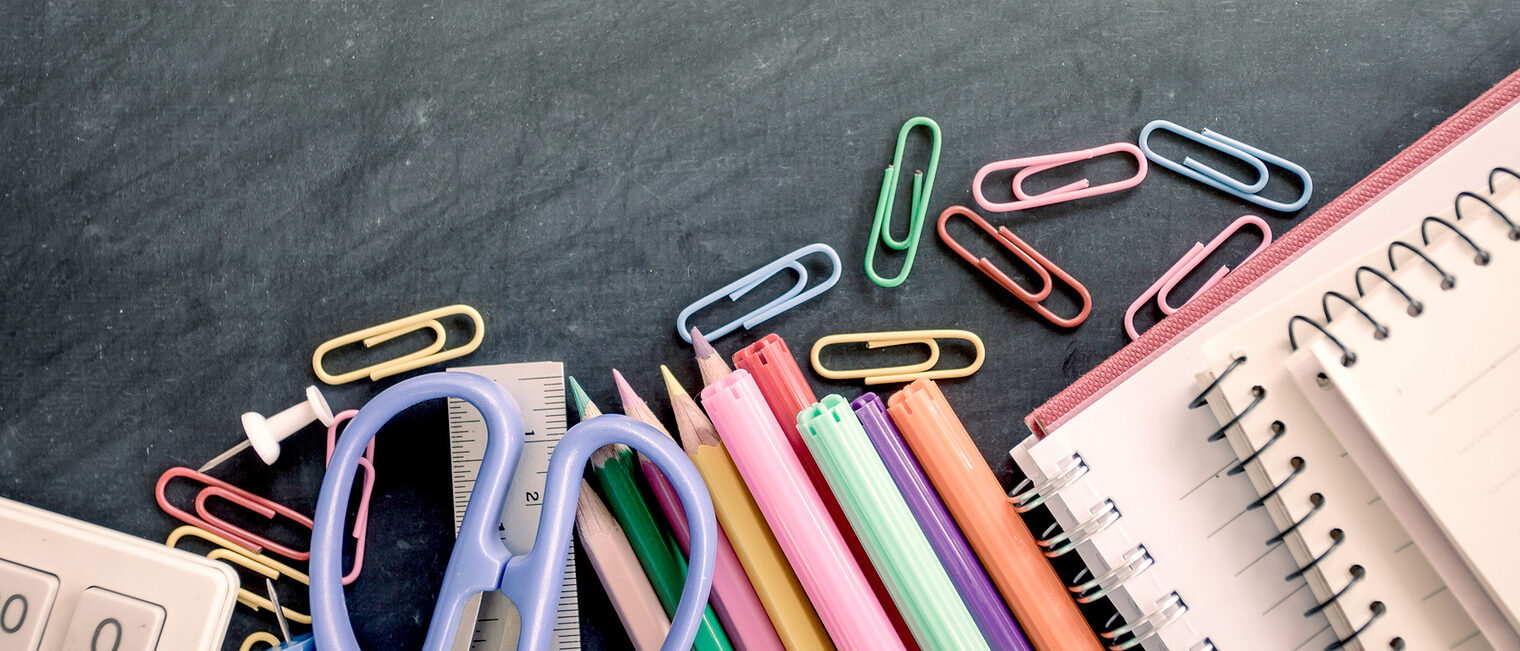 School supplies on blackboard background in vintage color tone Schlagwort(e): Student, Ring Binder, Elementary Age, Group of Objects, Copy Space, Bunch, Arranging, Blank, Thumbtack, Paper Clip, Scissors, Note Pad, Eraser, Art, Frame, Stationary, Drawing - Activity, Studying, Crayon, Learning, Backgrounds, Variation, Multi Colored, Black Color, Paper, Material, Education, Childhood, Space, Classroom, Work Tool, Calculator, Pen, Pencil, Ruler, Blackboard, Textbook, Book, Equipment, Personal Accessory