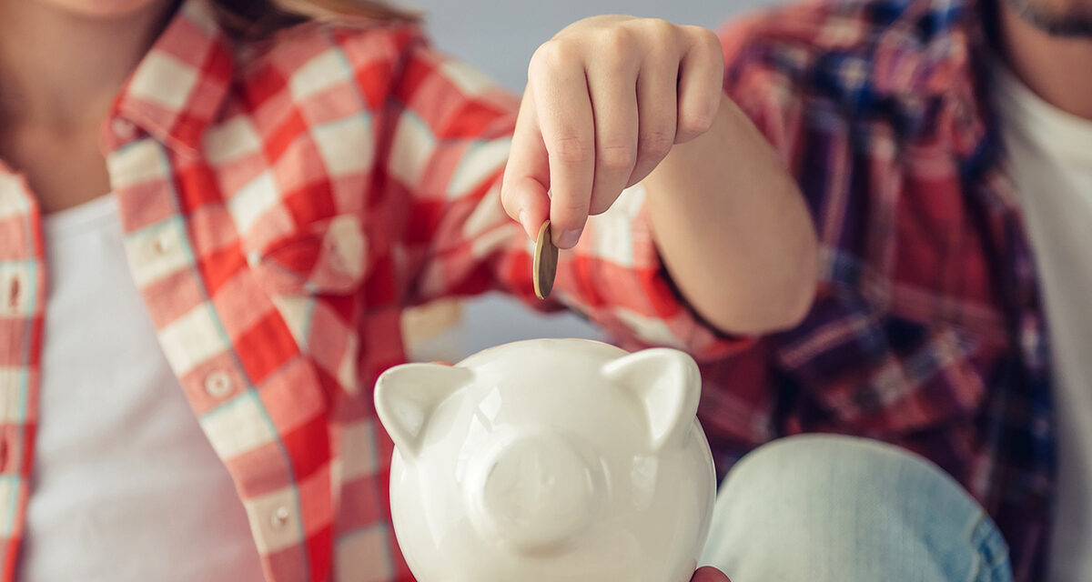 Pretty girl is putting a coin into a piggy bank that her handsome father is holding. Both are smiling while sitting on sofa at home Schlagwort(e): Beautiful, Male Beauty, Portrait, Girls, Women, Females, Men, Males, Comfortable, Savings, Facial Expression, Piggy Bank, Cute, Coin, Currency, Young Adult, Adult, Child, Smiling, Sitting, Teaching, Beauty, Caucasian Ethnicity, Communication, Togetherness, Happiness, Love, Concepts, Small, Education, Finance, Lifestyles, Childhood, Cheerful, Human Face, Daughter, Father, Family, People, Domestic Room, Home Interior, Casual Clothing, Sofa