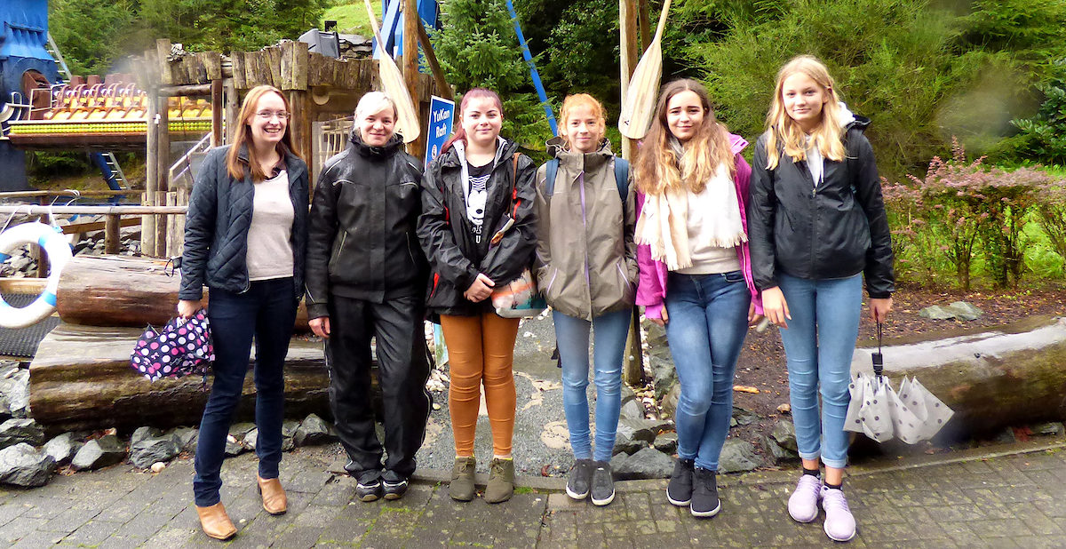 v.l.: Dr. Elke Drepper-Cramer (Kompetenzzentrum Frau & Beruf) mit Vanessa Suchla und der Gewinnergruppe
