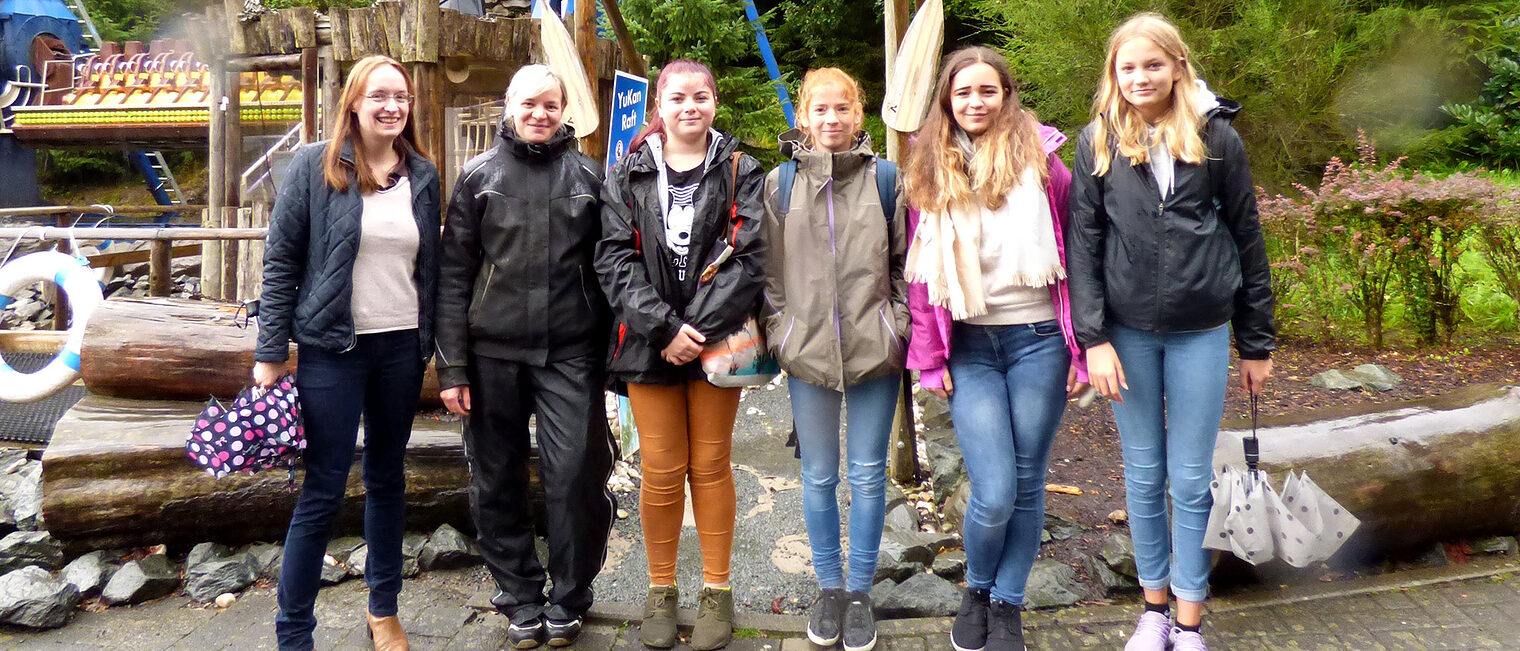 v.l.: Dr. Elke Drepper-Cramer (Kompetenzzentrum Frau & Beruf) mit Vanessa Suchla und der Gewinnergruppe v.l.: Dr. Elke Drepper-Cramer (Kompetenzzentrum Frau & Beruf) mit Vanessa Suchla und der Gewinnergruppe