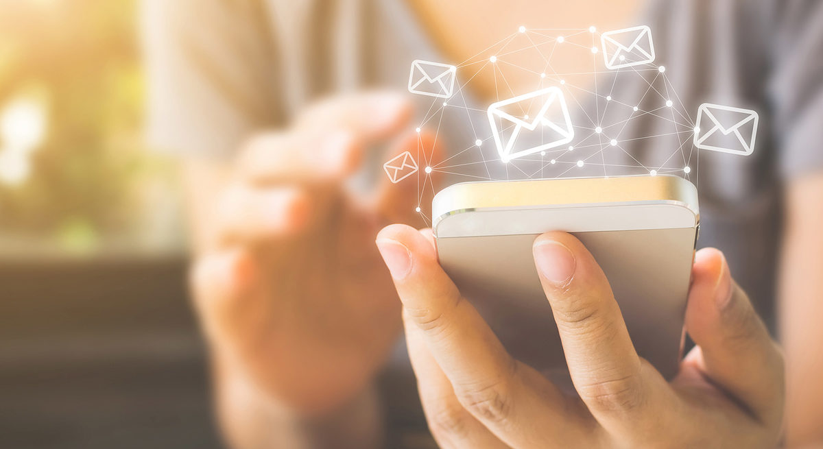 Asian woman hand using mobile phone with e-mail application, Concept email and newsletter Schlagwort(e): spam, notification, post