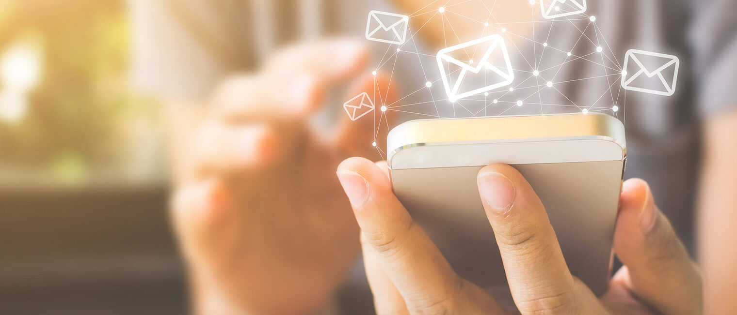 Asian woman hand using mobile phone with e-mail application, Concept email and newsletter Schlagwort(e): spam, notification, post