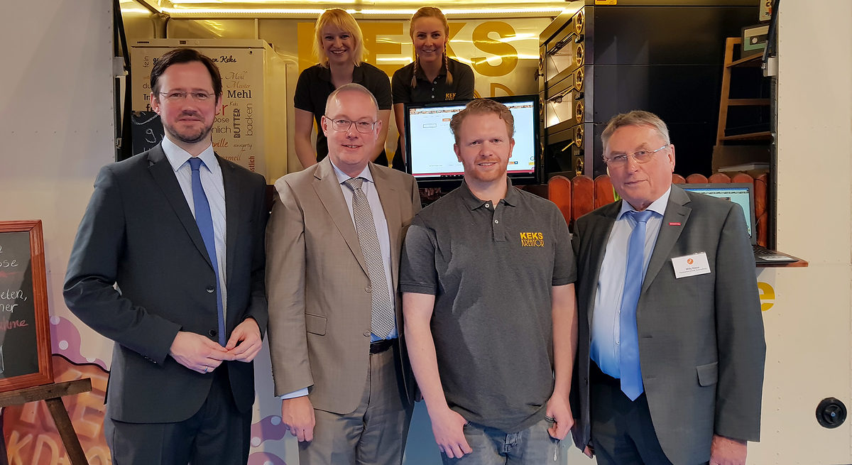 Den Back-Truck auf der IHM besuchten auch der parlamentarische Staatssekretär Dirk Wiese, Hauptgeschäftsführer Meinolf Niemand und HwK-Präsident Willy Hesse. Keks-Kreator Gregor Stapper (2. v. r.) und der Rest seines Teams freute sich. Staatssekretär Dirk Wiese, Hauptgeschäftsführer Meinolf Niemand, Keks-Kreator Gregor Stapper und HwK-Präsident Willy Hesse