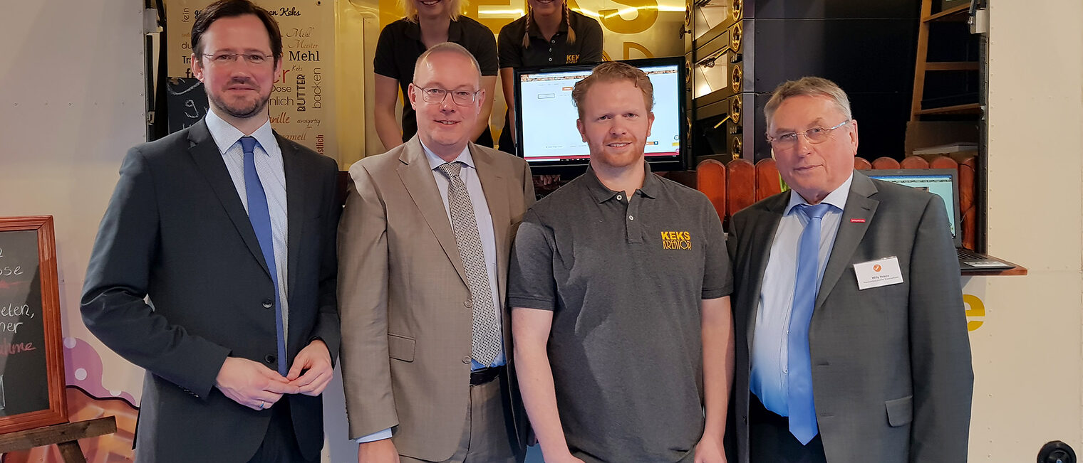 Den Back-Truck auf der IHM besuchten auch der parlamentarische Staatssekretär Dirk Wiese, Hauptgeschäftsführer Meinolf Niemand und HwK-Präsident Willy Hesse. Keks-Kreator Gregor Stapper (2. v. r.) und der Rest seines Teams freute sich. Staatssekretär Dirk Wiese, Hauptgeschäftsführer Meinolf Niemand, Keks-Kreator Gregor Stapper und HwK-Präsident Willy Hesse