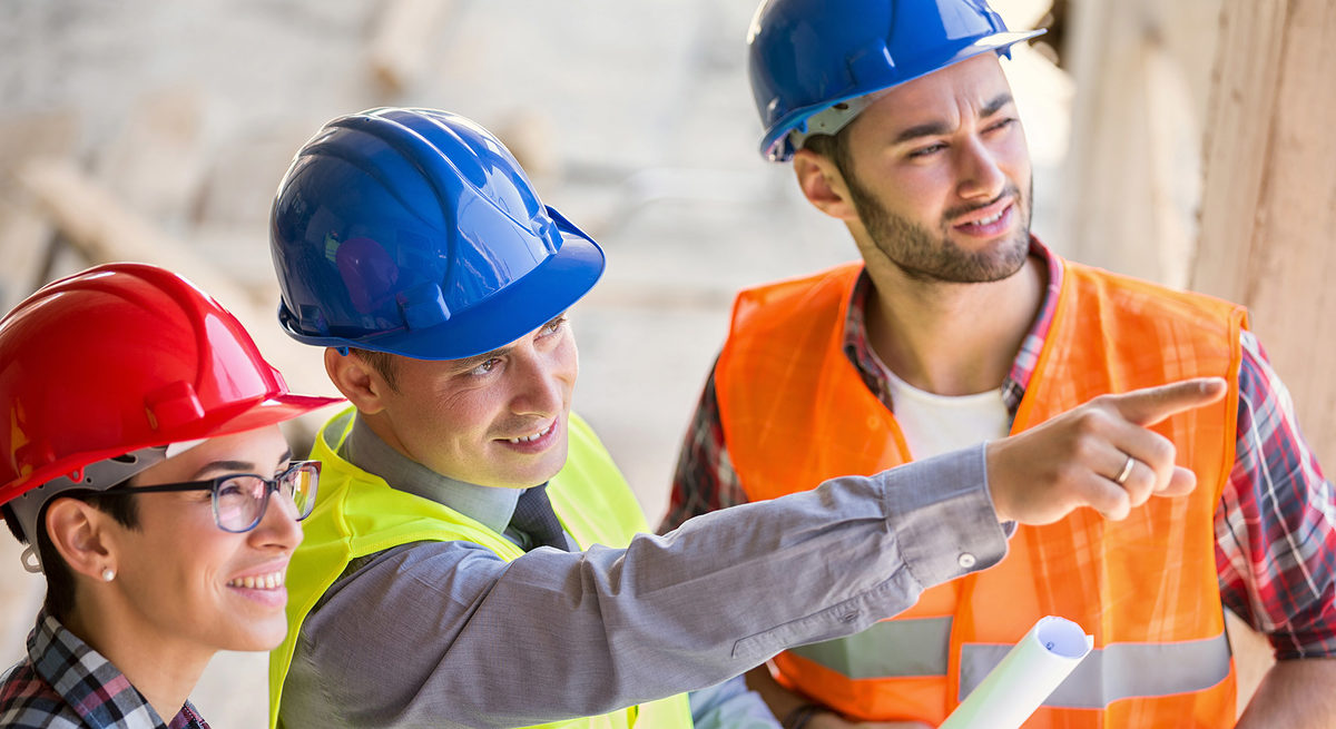 Site manager explaining to architects and pointing on place of future building Schlagwort(e): Construction Worker, Home Ownership, Women, Females, Men, Males, Group Of People, Paperwork, Arranging, Hardhat, Blueprint, Young Adult, Talking, Working, Caucasian Ethnicity, Construction Site, Plan, Planning, Teamwork, Discussion, Togetherness, Agreement, Industry, Construction Industry, Architecture, Architect, Engineer, People, Work Helmet