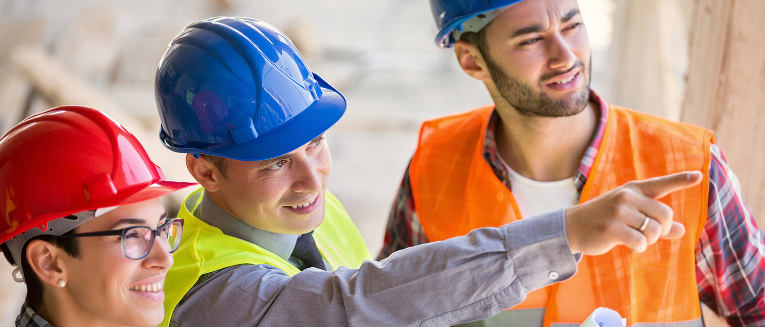 Site manager explaining to architects and pointing on place of future building Schlagwort(e): Construction Worker, Home Ownership, Women, Females, Men, Males, Group Of People, Paperwork, Arranging, Hardhat, Blueprint, Young Adult, Talking, Working, Caucasian Ethnicity, Construction Site, Plan, Planning, Teamwork, Discussion, Togetherness, Agreement, Industry, Construction Industry, Architecture, Architect, Engineer, People, Work Helmet