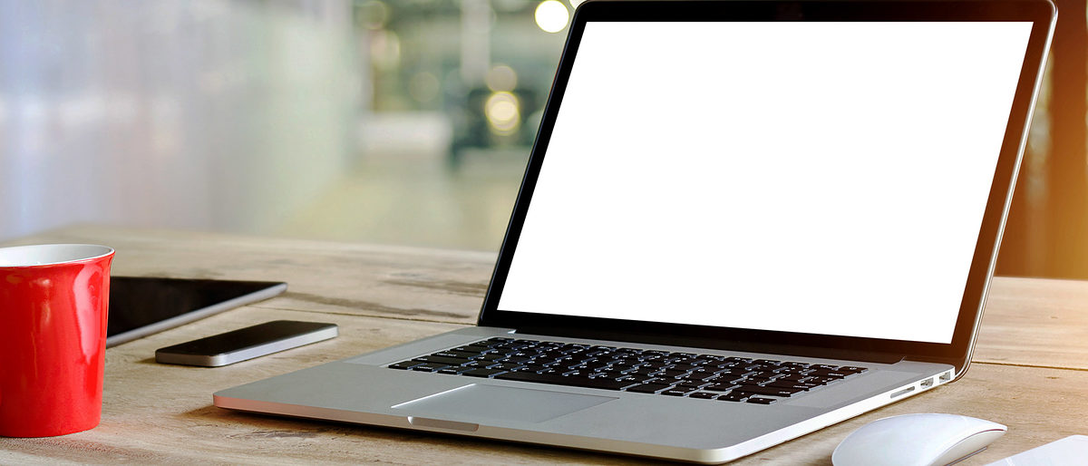 Laptop with blank white screen on table in office background Schlagwort(e): table, computer, screen, office, laptop, technology, white, blank, business, background, work, internet, desk, display, notebook, workspace, wooden, workplace, space, modern, wood, mockup, empty, nobody, room, open, portable, interior, monitor, coffee, communication, digital, phone, mobile, mouse, smartphone, tablet, sunlight, cup, company, cellphone, rustic, shop, indoors, touchscreen, wireless, tech, equipment, place, mug