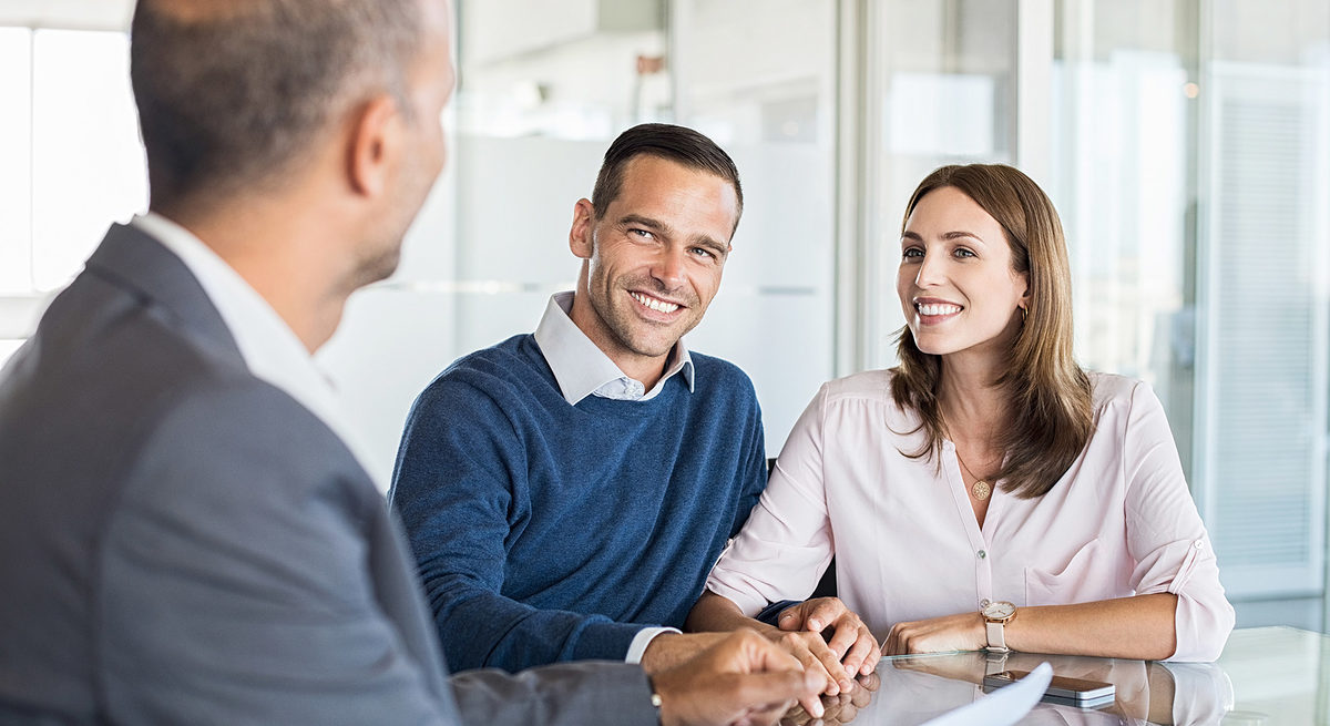 Mature financial advisor showing report to young couple for their investment. Salesman and positive couple talking about purchase. Happy couple consulting financial agent for loan. Schlagwort(e): bank, customer, investment, insurance, agent, loan, financial, business, couple, happy, smiling, smile, mortgage, banking, discussion, consultant, advisor, consultation, agreement, banker, broker, businessman, contract, meeting, professional, saving, talking, client, man, woman, office, modern, people, desk, document