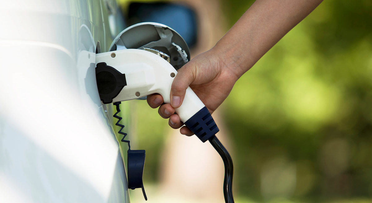 Battery electric vehicle. Schlagwort(e): "Automobile Industry, Alternative Energy, Battery, Cable, Car, Car Battery, Charging", Connection, Ecological Transport, Efficiency, Electric Car, Electric Motor, Electric Plug, Electric Vehicle, Electric Vehicle Charging Stati, Electricity, Energy, Environment, Environment-friendly, Environmental Conservation, Fuel and Power Generation, Futuristic, Human Hand, Hybrid Vehicle, Land Vehicle, Loading, Mode of Transport, Plug-in Hybrid Electric Vehicle, Power, Power Cable, Power Line, Power Supply, Refueling, Technology, Transportation, ecologically, economical