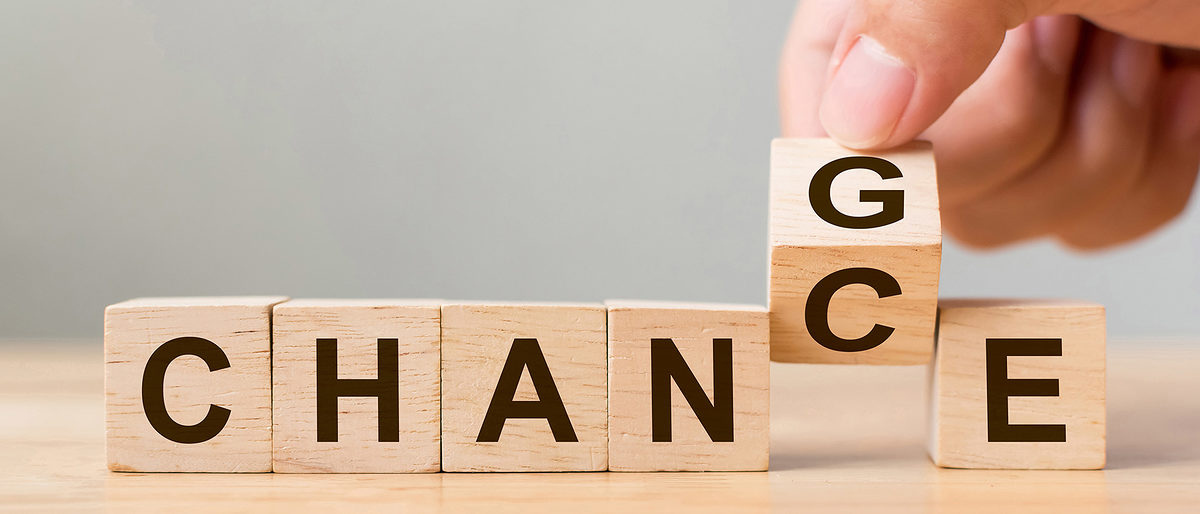 Hand flip wooden cube with word "change" to "chance", Personal development and career growth or change yourself concept Schlagwort(e): word, talent, life