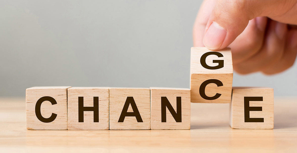 Hand flip wooden cube with word "change" to "chance", Personal development and career growth or change yourself concept Schlagwort(e): word, talent, life