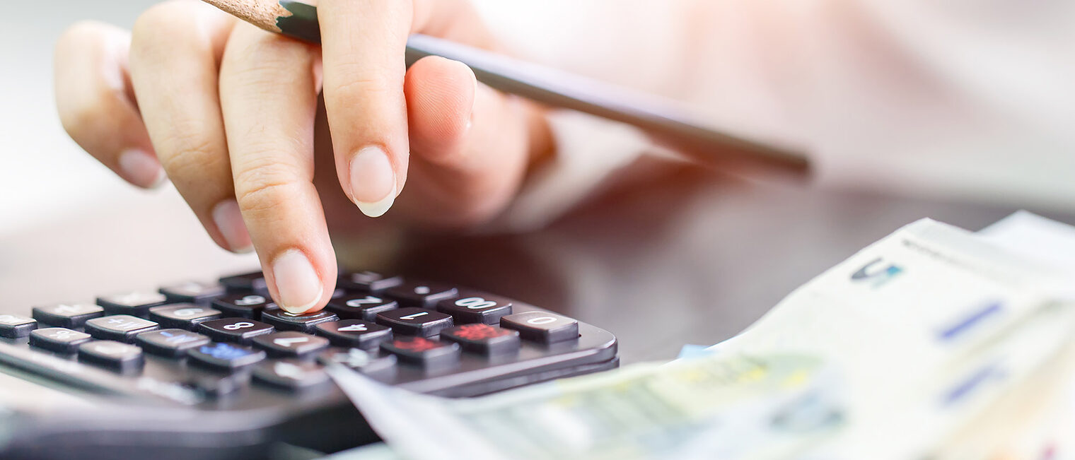 Close up right hand female using calculator in Euro banknotes background. Calculation at home Schlagwort(e): accountant, accounting, calculate, cash, coins, concept, cost, dollar, euro, female, financial, home, human, management, money, notebook, payment, profit, save, white, woman, work, worker, workplace, write