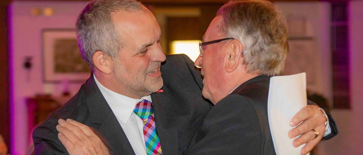 Neu-Pr&auml;sident Jochen Renfordt (l.) und Ehrenpr&auml;sident Willy Hesse.