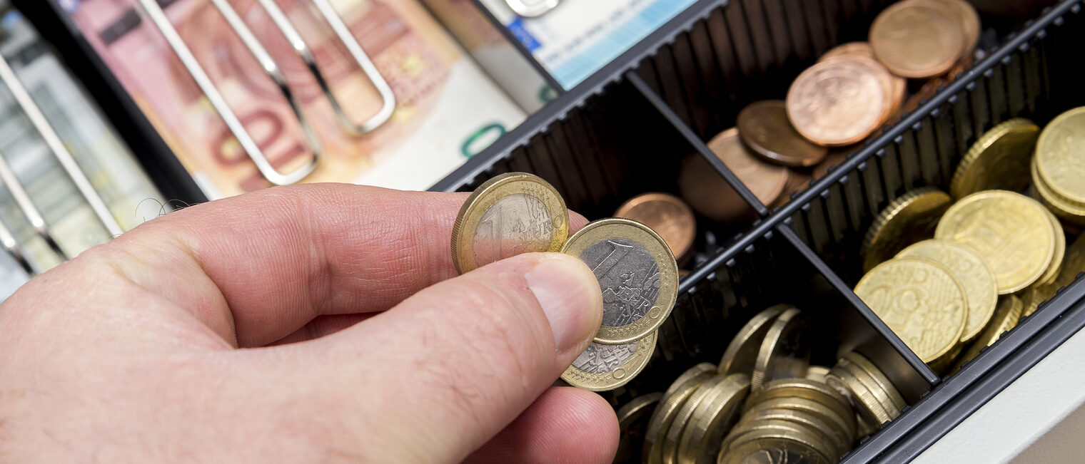 Cash register with coins and paper money Schlagwort(e): cash,money,dollar,financial,counter,shop,pay,buy,profit,cent,mon